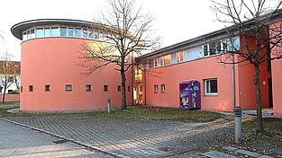 Der hintere Teil (rechts) der Kirche wird zur Arztpraxis. Der hintere Teil (rechts) der Kirche wird zur Arztpraxis.