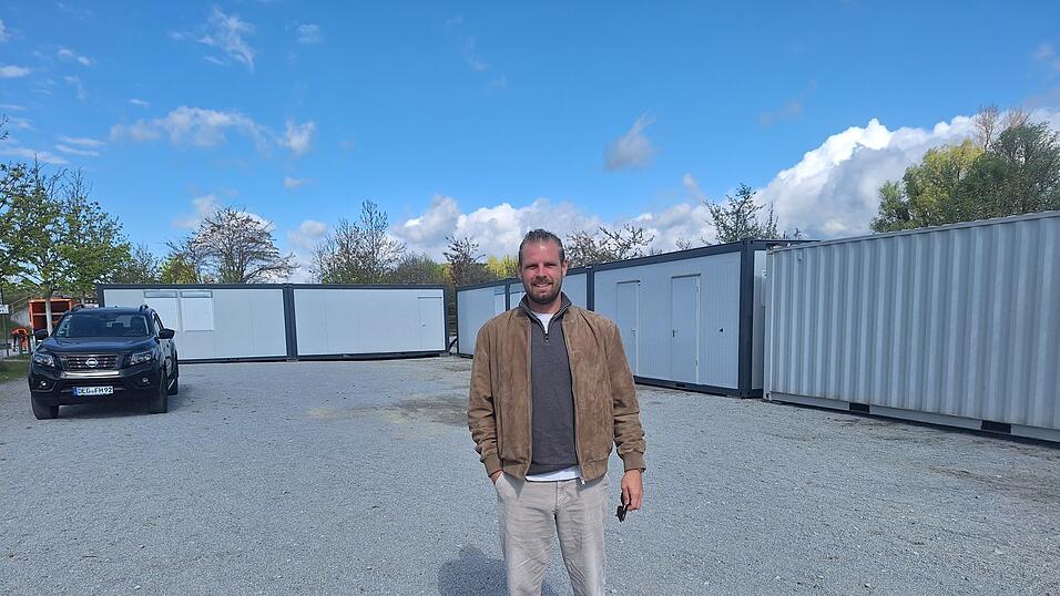 Weitl&auml;ufig ist der Platz, auf dem der neue Biergarten entsteht. Die Tische, B&auml;nke und St&uuml;hle kommen in den n&auml;chsten Monaten, teilt Florian Heidel mit. Die Container stehen schon.