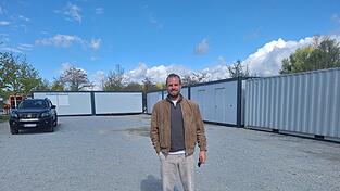 Weitl&auml;ufig ist der Platz, auf dem der neue Biergarten entsteht. Die Tische, B&auml;nke und St&uuml;hle kommen in den n&auml;chsten Monaten, teilt Florian Heidel mit. Die Container stehen schon.