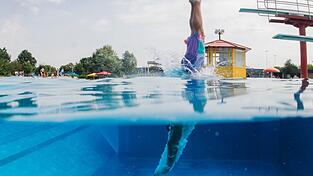 Für den perfekten Tag im Schwimmbad braucht es auch die richtige Ausrüstung, die in diesem Monat günstiger ist als noch im Jahr zuvor. (Symbolbild) Für den perfekten Tag im Schwimmbad braucht es auch die richtige Ausrüstung, die in diesem Monat günstiger ist als noch im Jahr zuvor. (Symbolbild)