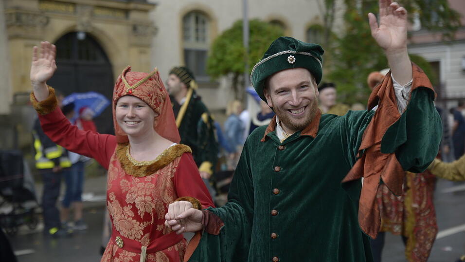 Zahlreiche Musik- und Trachtengruppen zogen nach dreij&auml;hriger Pause am Freitagabend zum Festplatz Am Hagen.&nbsp;