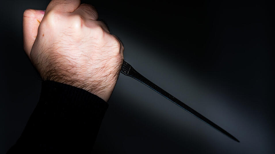 Nachdem der Mann seine Ehefrau mit dem Messer bedroht hatte, schloss er sich im Haus ein. (Symbolbild) Nachdem der Mann seine Ehefrau mit dem Messer bedroht hatte, schloss er sich im Haus ein. (Symbolbild)