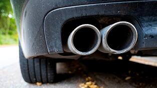 Nach einer Serienattacke auf Auspuffrohre von Fahrzeugen hat die Staatsanwaltschaft neue Erkenntnisse. (Symbolfoto)