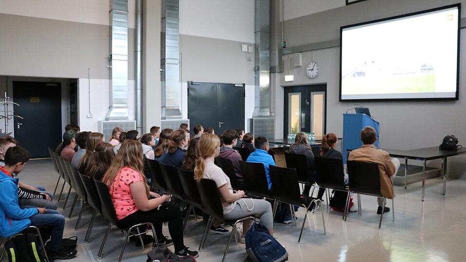 Im Zeitungsarchiv dürfen die Schüler und Lehrer einen Film zur Entstehung der Zeitung anschauen.