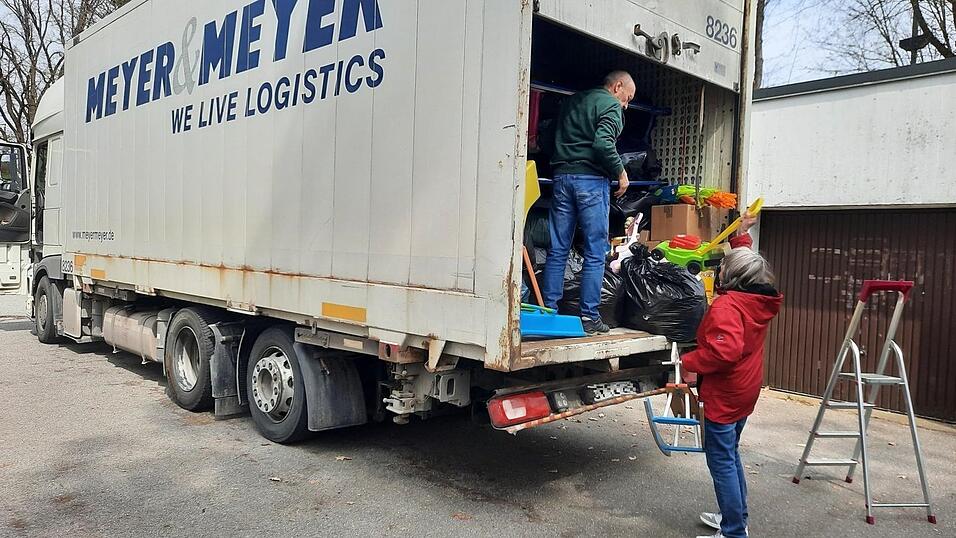 Um die 20 Personen sind regelm&auml;&szlig;ig im Einsatz, um die Bulgarienhilfe am Laufen zu halten. Samstags von 10 bis 12 Uhr nehmen sie Waren an, alle sechs bis acht Wochen holt ein Lastwagen die Gegenst&auml;nde ab.