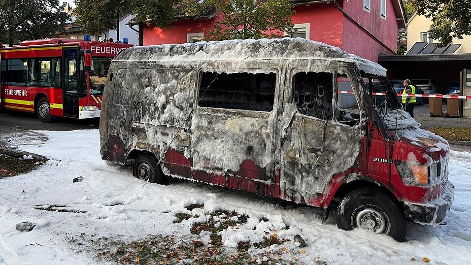 Der ausgebrannte Transporter.