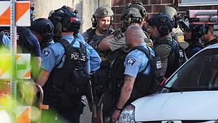 Die Polizei ist in Minneapolis mit einem Großaufgebot vor Ort. Die Polizei ist in Minneapolis mit einem Großaufgebot vor Ort.