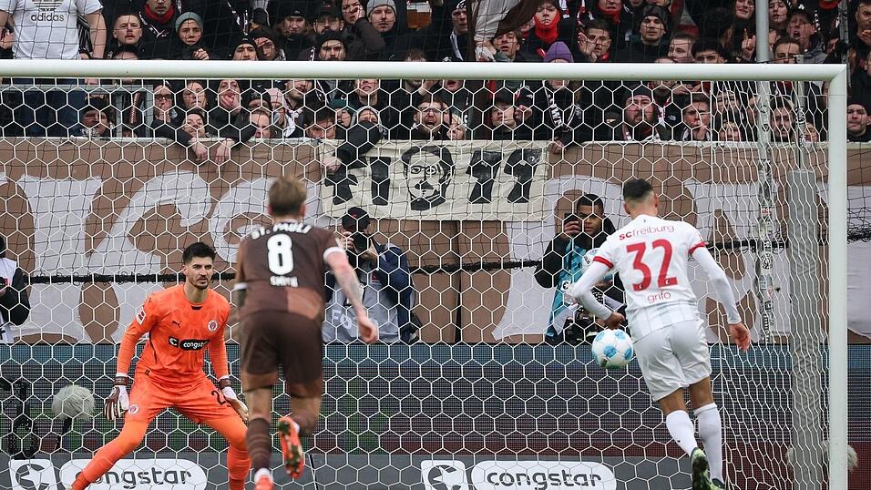 Freiburgs Vincenzo Grifo (r) scheitert vom Elfmeterpunkt.