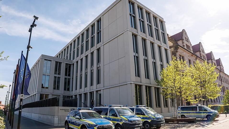 Zahlreiche Polizeikr&auml;fte waren zur Sicherheit im Gerichtssaal anwesend.