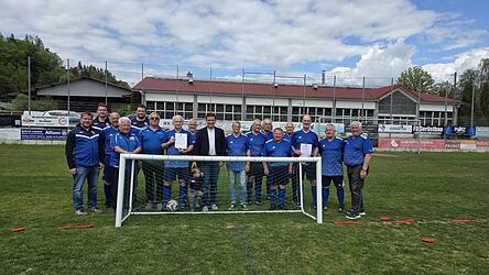 Die Verantwortlichen des FC, ein Teil der &bdquo;Walking Football&ldquo;-Mannschaft sowie Julian Preidl