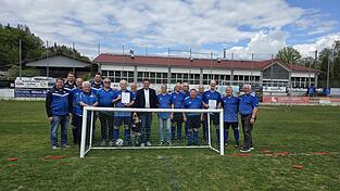 Die Verantwortlichen des FC, ein Teil der &bdquo;Walking Football&ldquo;-Mannschaft sowie Julian Preidl