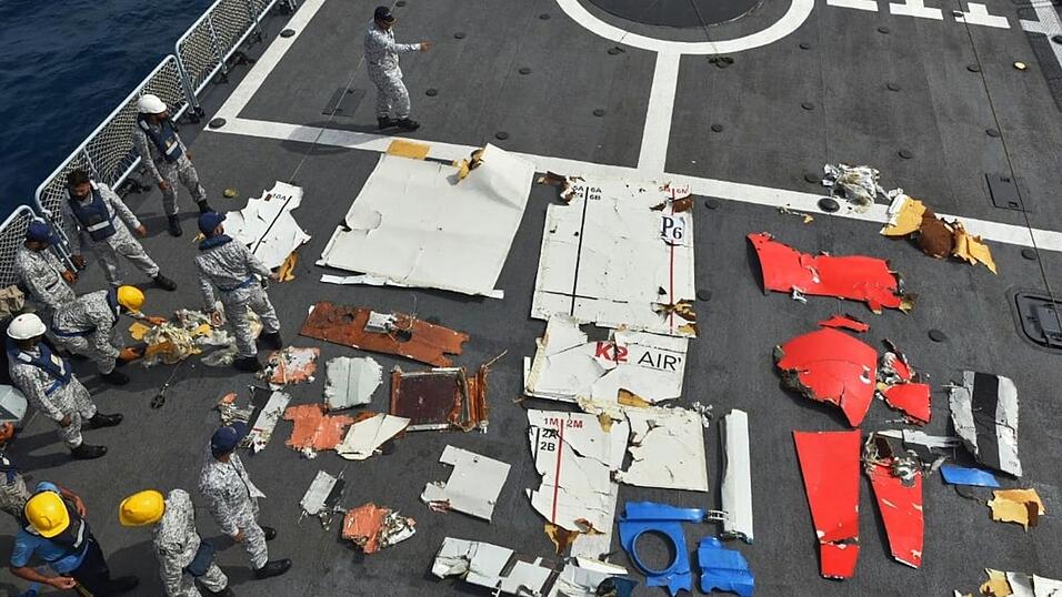 In einem von der pakistanischen Marine ver&ouml;ffentlichten Foto werden Tr&uuml;mmerteile des abgest&uuml;rzten Frachtflugzeugs gezeigt.