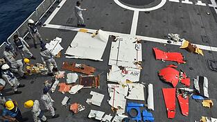 In einem von der pakistanischen Marine veröffentlichten Foto werden Trümmerteile des abgestürzten Frachtflugzeugs gezeigt. In einem von der pakistanischen Marine veröffentlichten Foto werden Trümmerteile des abgestürzten Frachtflugzeugs gezeigt.