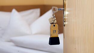 Mit einem gefundenen Schlüssel gelang der 37-Jährige in das Hotelzimmer. (Symbolbild)