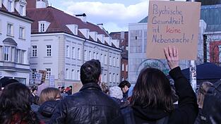 Bundesweit demonstrieren derzeit Menschen gegen Honorarkürzungen. In Regensburg versammelten sich vor Kurzem Psychotherapeuten und Betroffene und machten auf die entstehenden Probleme aufmerksam. Bundesweit demonstrieren derzeit Menschen gegen Honorarkürzungen. In Regensburg versammelten sich vor Kurzem Psychotherapeuten und Betroffene und machten auf die entstehenden Probleme aufmerksam.