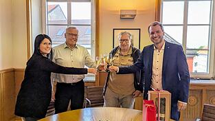 Ordnungsamtsleiterin Tanja Ringlstetter (v.l.), Alois Streifeneder, Personalratsvorsitzender Klaus Höhenberger und Bürgermeister Matthias Kohlmayer prosteten sich zu.