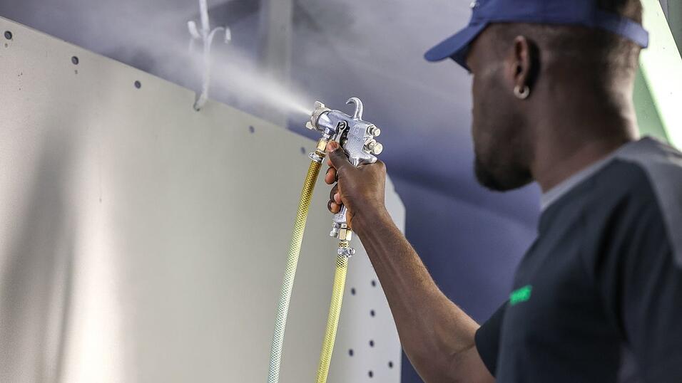 Ein Besch&auml;ftigrer aus Gambia in einer Firma in Deutschland. (Archivbild)