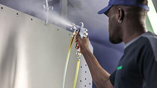 Ein Beschäftigrer aus Gambia in einer Firma in Deutschland. (Archivbild) Ein Beschäftigrer aus Gambia in einer Firma in Deutschland. (Archivbild)