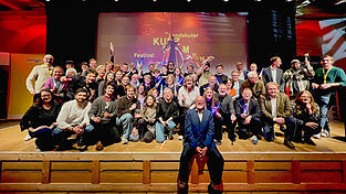 Ein Abschlussfoto im Salzstadel mit Gewinnern, dem Orga-Team rund um Michael Orth und Birgit Horn (Mitte) sowie Sponsoren: Das 26. Landshuter Kurzfilmfestival war ein voller Erfolg.