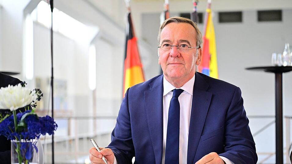 Pistorius unterzeichnet die Absichtserkl&auml;rung f&uuml;r den Marinehafen in Emden.