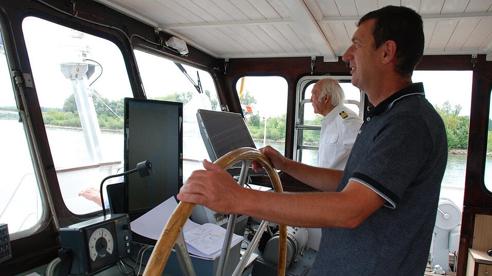 Ein ganz besonderes Erlebnis für Christian Scheuerer (am Ruder) ist die Fahrt mit der 'Freudenau': Einen seiner 'Längsfahrtage' absolviert er auf diesem Museumsschlepper, der normalerweise in Regensburg am Marc-Aurel-Ufer liegt. Ein ganz besonderes Erlebnis für Christian Scheuerer (am Ruder) ist die Fahrt mit der 'Freudenau': Einen seiner 'Längsfahrtage' absolviert er auf diesem Museumsschlepper, der normalerweise in Regensburg am Marc-Aurel-Ufer liegt.