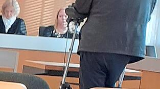 Der geschädigte Taxifahrer ist bei seiner Aussage auf eine Gehhilfe angewiesen. Der geschädigte Taxifahrer ist bei seiner Aussage auf eine Gehhilfe angewiesen.