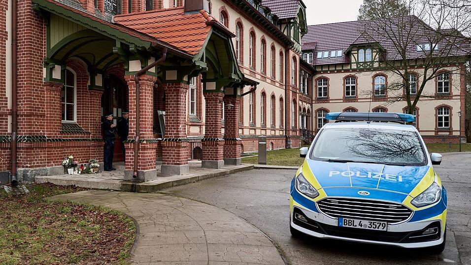 Nach zwei Gewalttaten in Beelitz-Heilstätten südwestlich von Berlin ermittelt die Staatsanwaltschaft wegen Mordes und versuchten Mordes. Nach zwei Gewalttaten in Beelitz-Heilstätten südwestlich von Berlin ermittelt die Staatsanwaltschaft wegen Mordes und versuchten Mordes.