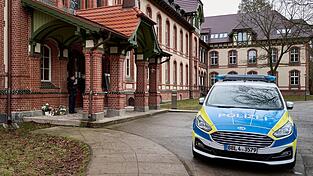Nach zwei Gewalttaten in Beelitz-Heilstätten südwestlich von Berlin ermittelt die Staatsanwaltschaft wegen Mordes und versuchten Mordes.