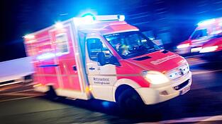 Der Mann wurde per Rettungsdienst ins Krankenhaus gebracht. (Symbolbild)