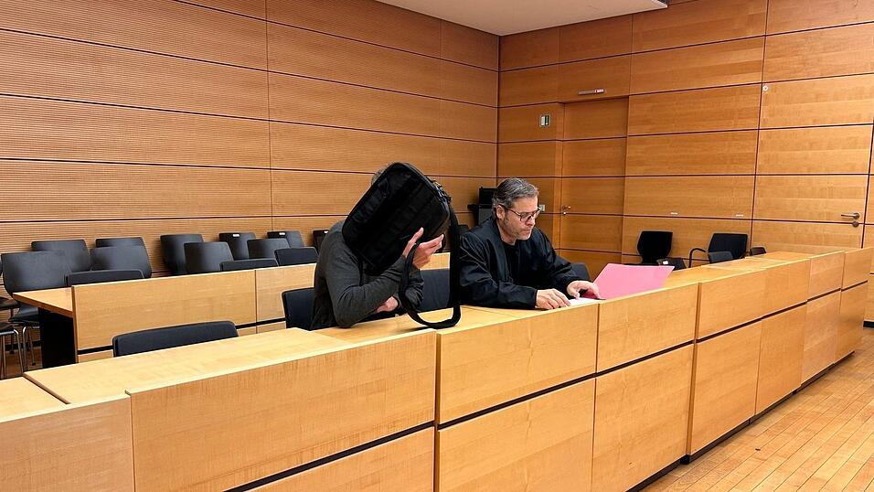 Bei praller Sonne soll ein Vater sein Baby in einem verschlossenen Auto zurückgelassen haben. (Archivbild) Bei praller Sonne soll ein Vater sein Baby in einem verschlossenen Auto zurückgelassen haben. (Archivbild)