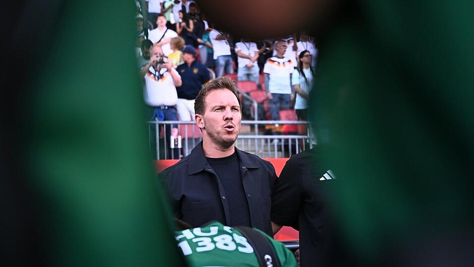 Julian Nagelsmann mag die Situation bei der Nationalhymne mit den Fotografen vor ihm nicht. Julian Nagelsmann mag die Situation bei der Nationalhymne mit den Fotografen vor ihm nicht.