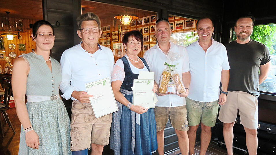 Ein Ehepaar erhielt die Ehrenmitgliedschaft. Von links: Andrea Krichbaum, die Geehrten Alfons und Elisabeth Waldhier, Christian Arnold, Jürgen Betz und Alex Medic. Ein Ehepaar erhielt die Ehrenmitgliedschaft. Von links: Andrea Krichbaum, die Geehrten Alfons und Elisabeth Waldhier, Christian Arnold, Jürgen Betz und Alex Medic.