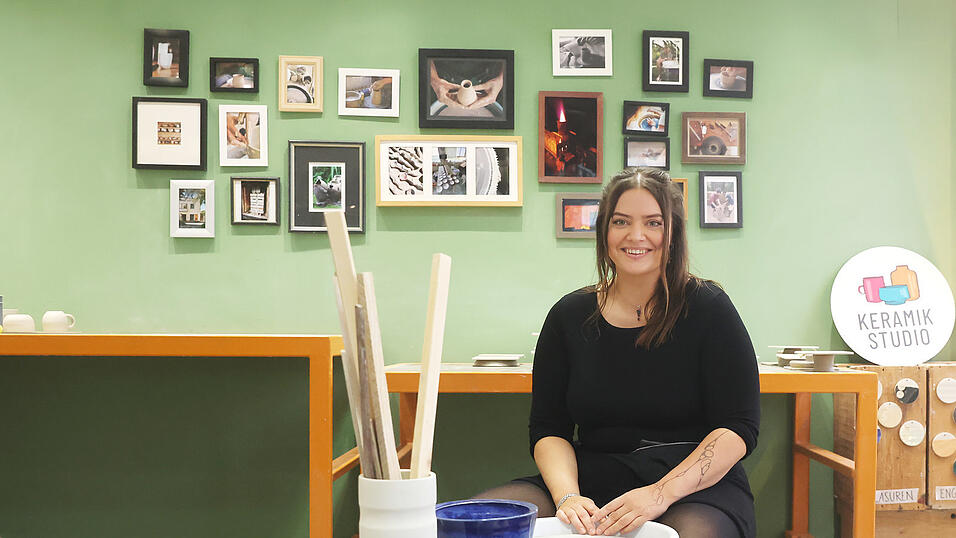 Kira-Marie Syllwasschy in ihrem Keramikstudio an der Zweibr&uuml;ckenstra&szlig;e. An den Drehscheiben unterrichtet sie Kursteilnehmer in Gestaltung.