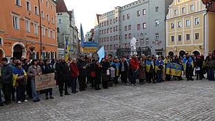 Etwa 350 Menschen hatten sich am Dienstagabend auf dem Haidplatz versammelt, um an den Beginn der russischen Gro&szlig;invasion der Ukraine vor vier Jahren zu erinnern.