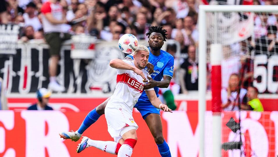 Stuttgarts Ermedin Demirovic (l.) war ein st&auml;ndiger Unruheherd.