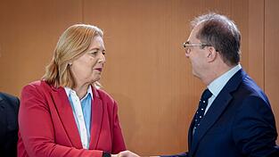 Bundessozialministerin Bärbel Bas (SPD) und Innenminister Alexander Dobrindt (CSU) - hier im Bundeskabinett - haben sich auf einen Aktionsplan gegen Sozialmissbrauch verständigt. (Archivfoto) Bundessozialministerin Bärbel Bas (SPD) und Innenminister Alexander Dobrindt (CSU) - hier im Bundeskabinett - haben sich auf einen Aktionsplan gegen Sozialmissbrauch verständigt. (Archivfoto)