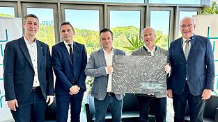Zum Dank gab's für den Insolvenzverwalter eine Tafel mit allen Unterschriften der Deltec-Belegschaft: Carsten Ellermeier, Thomas Seidl, Matthias Weber, Jochen Wagner und Landrat Franz Löffler (von links).