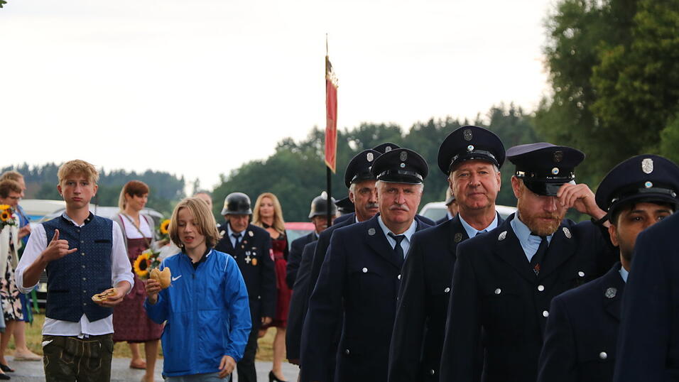 Beim Umzug laufen Jung und Alt, die Feuerwehr und die Festdamen mit, unter der Fahne der teilnehmenden Feuerwehren aus dem ganzen Marktgebiet.