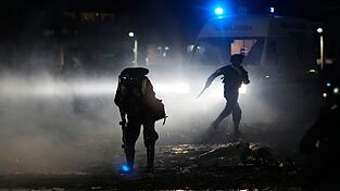 Am Unglücksort kommt es zu Plünderungsversuchen. Am Unglücksort kommt es zu Plünderungsversuchen.