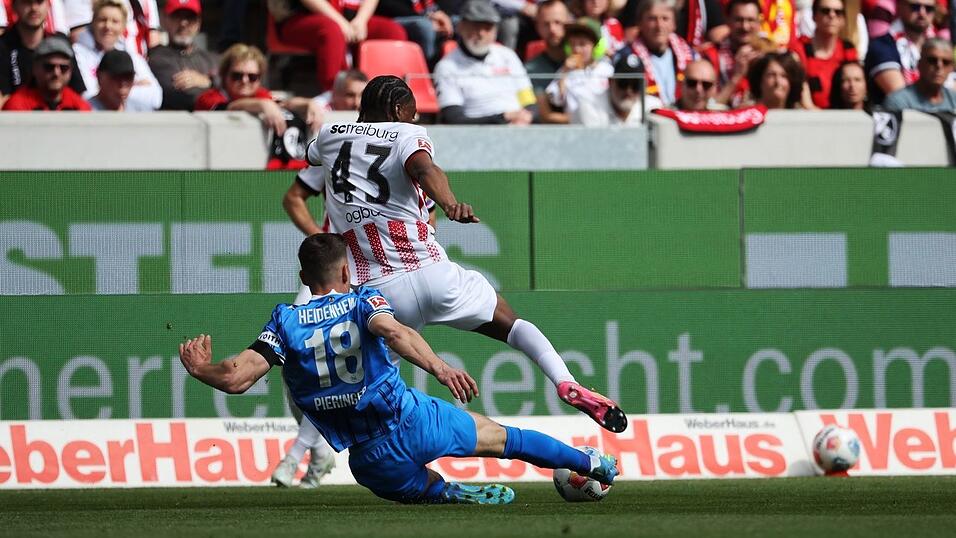 Bruno Ogbus vom SC und Heidenheims Marvin Pieringer lieferten sich ein umk&auml;mpftes Duell.