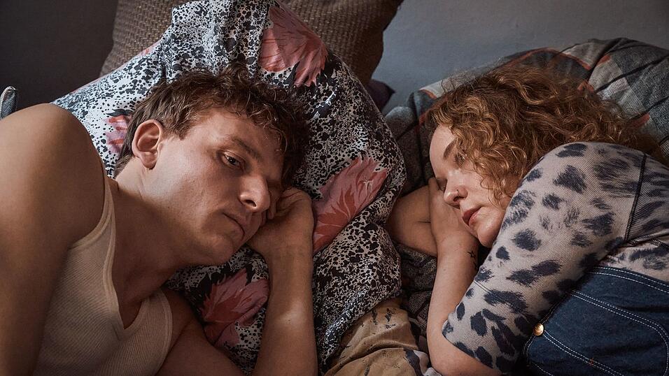 Eine Filmszene: Oliver Kn&ouml;bel (Johannes Hegemann, l.) kann sich immer auf seine treue Freundin Marlene Stelling (Angelina H&auml;ntsch, r.) verlassen.