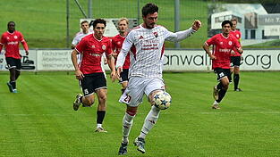 Das Anschlusstor von Seebachs Patrick Pfisterer (weißes Trikot) zum 1:2 beim Aufsteiger TSV Kareth-Lappersdorf reichte den Niederbayern nicht für einen Punktgewinn. Das Anschlusstor von Seebachs Patrick Pfisterer (weißes Trikot) zum 1:2 beim Aufsteiger TSV Kareth-Lappersdorf reichte den Niederbayern nicht für einen Punktgewinn.
