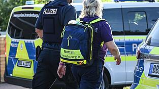 Notfallseelsorger sind an der Brandenburger Schule im Einsatz. Notfallseelsorger sind an der Brandenburger Schule im Einsatz.