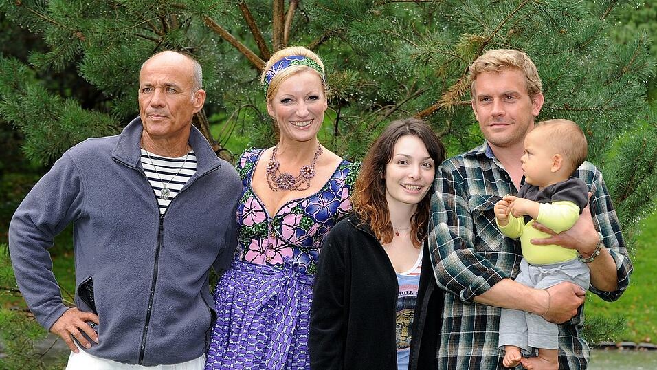 Die Schauspieler Heiner Lauterbach (l-r), Monika Gruber, Sarah Horvath und Sebastian Bezzel mit dem kleinen Mika Jarabek lächeln am 2. September 2011 während einer Drehpause beim Settermin der Kinokomödie 'Vatertage' im Olympiapark in München. Die Schauspieler Heiner Lauterbach (l-r), Monika Gruber, Sarah Horvath und Sebastian Bezzel mit dem kleinen Mika Jarabek lächeln am 2. September 2011 während einer Drehpause beim Settermin der Kinokomödie 'Vatertage' im Olympiapark in München.