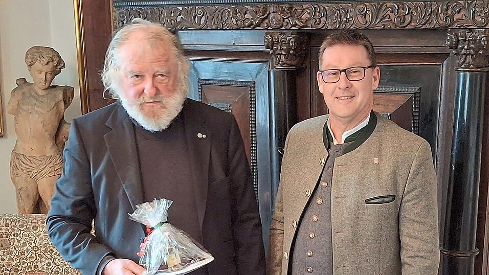 Bürgermeister Helmut Fichtner (rechts) gratulierte Professor Marcus Junkelmann, Träger der Bürgermedaille in Silber, zum 75. Geburtstag.