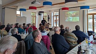 Mit Beispielen sensibilisierte er die Senioren für verschiedenste Arten von Tricks und Betrugsmaschen. Mit Beispielen sensibilisierte er die Senioren für verschiedenste Arten von Tricks und Betrugsmaschen.