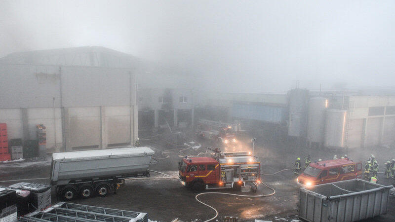 Beim Brand in einer Schlachtanlage bei Bogen ist ein zweistelliger Millionenschaden entstanden. (Foto: Armin Weigel/dpa)