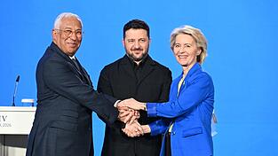 Ukraines Pr&auml;sident Selenskyj (M.) kann zufrieden sein: die EU-Verhandlungen mit seinem Land k&ouml;nnen in eine substanzielle Phase eintreten. (Archivbild)