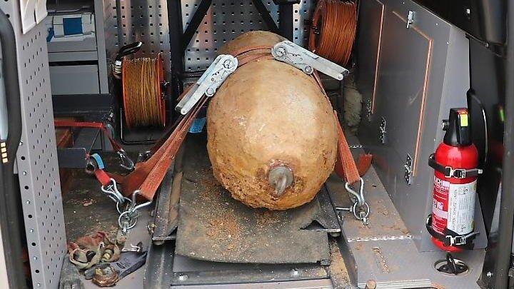 Die entsch&auml;rfte Fliegerbombe beim Abtransport. 120 Kilogramm Sprengstoff enthielt sie laut den Experten vor Ort.