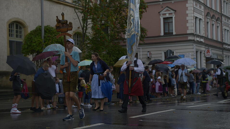 Zahlreiche Musik- und Trachtengruppen zogen nach dreij&auml;hriger Pause am Freitagabend zum Festplatz Am Hagen.&nbsp;